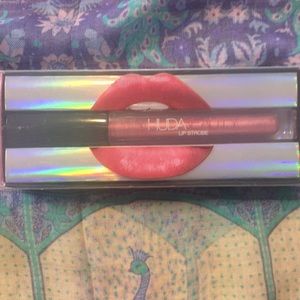 Huda Beauty lip strobe in snobby
